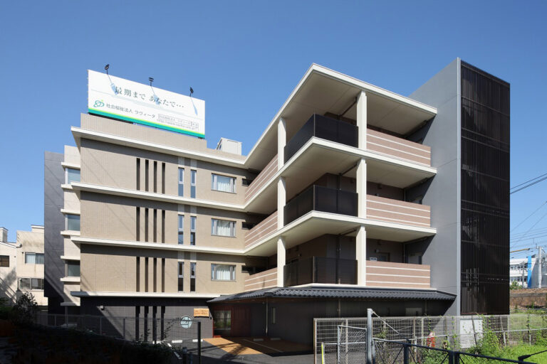 介護施設の建物外観。複数階建てで、バルコニー付きの近代的な設計
